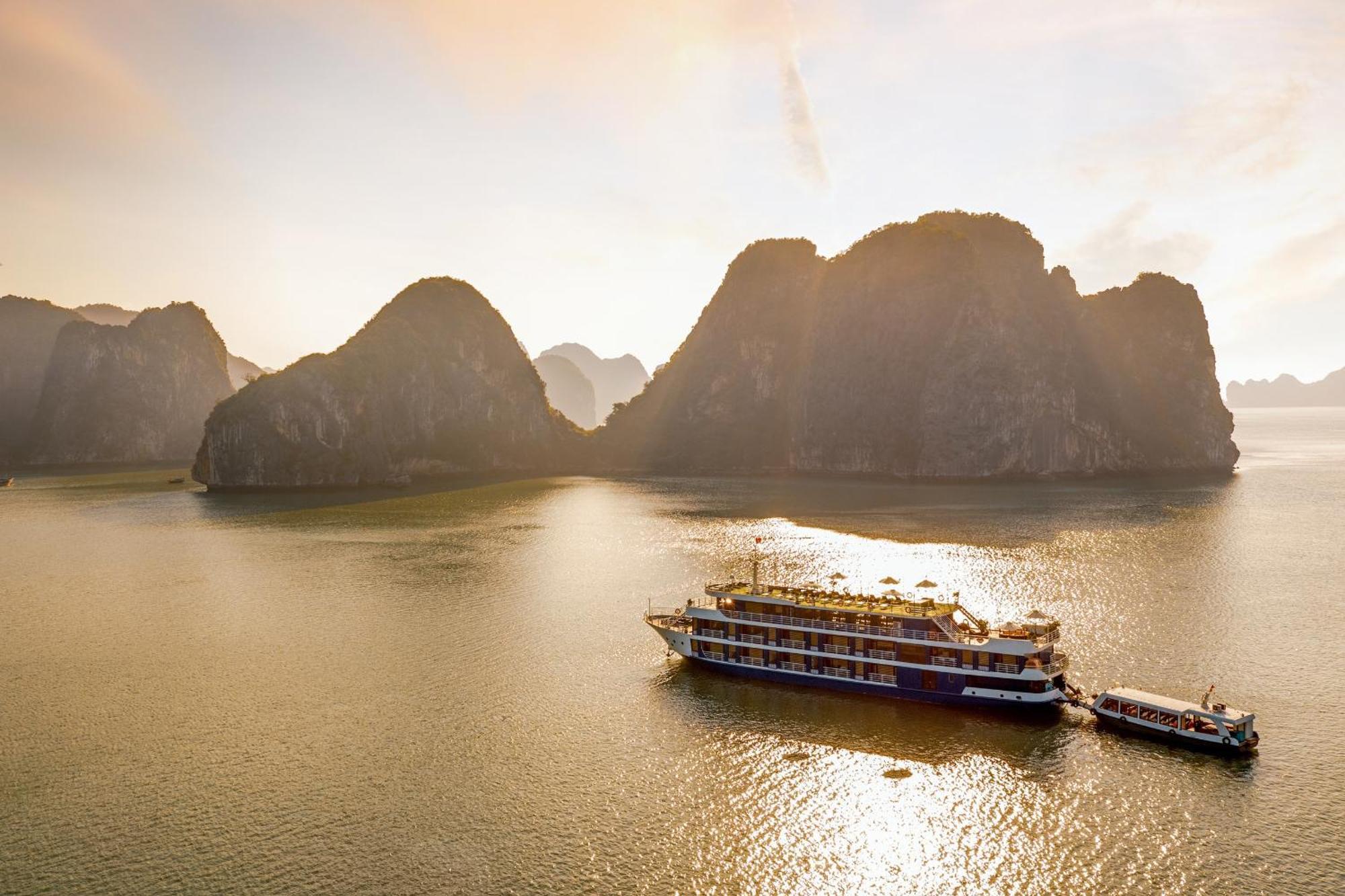 Halong Dragon Bay Cruise Hotel ฮาลอง ภายนอก รูปภาพ