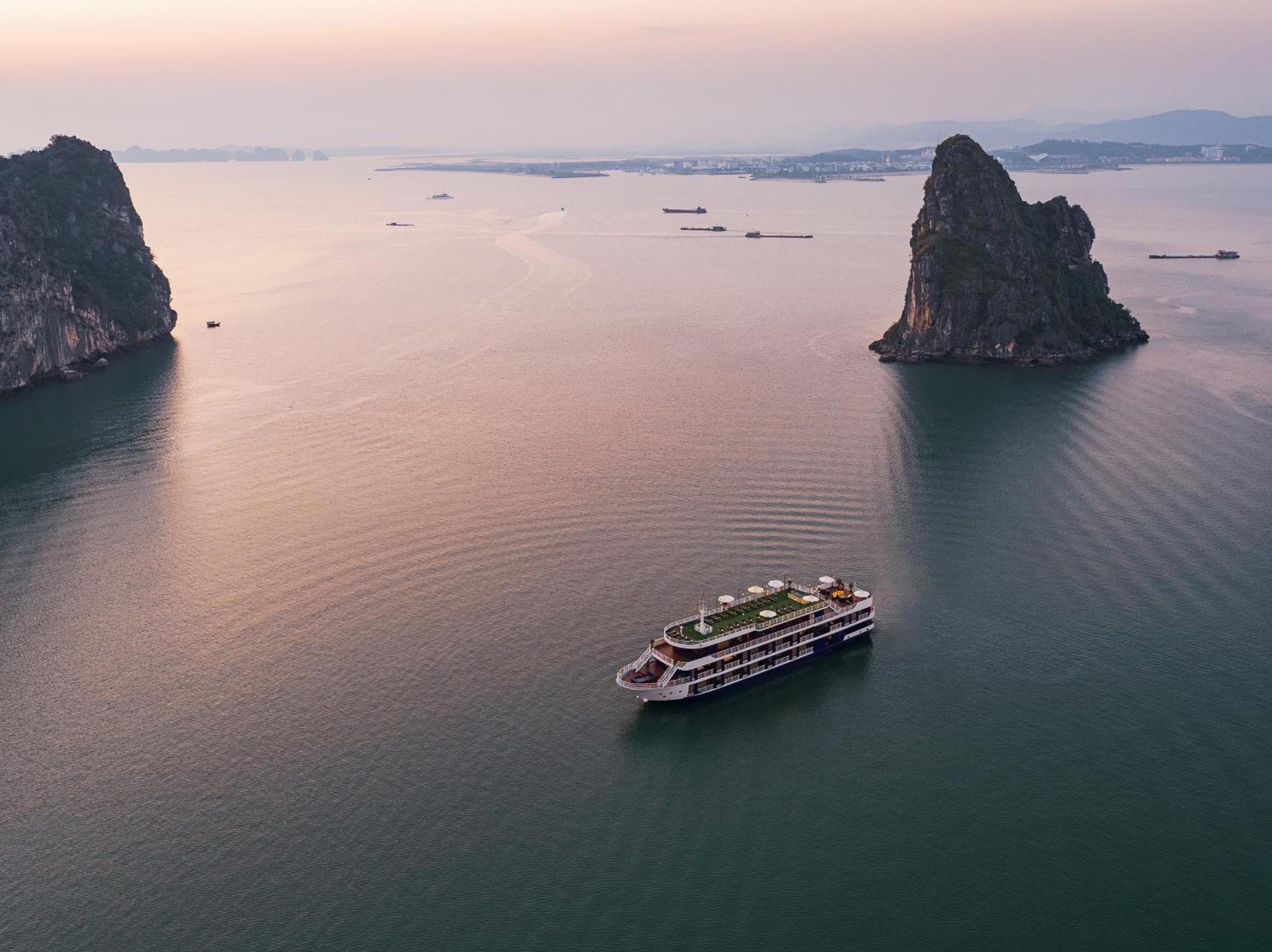 Halong Dragon Bay Cruise Hotel ฮาลอง ภายนอก รูปภาพ